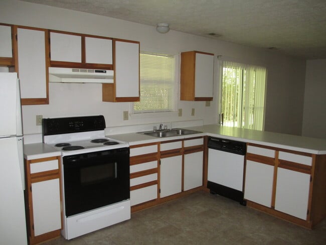 Photo - 2 Bedroom, 1 bath apartment Upstairs Unit ** Call us about our Move in Special**