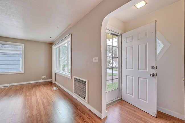 Photo - 2 bed 1 bath home in the heart of downtown Forest Grove