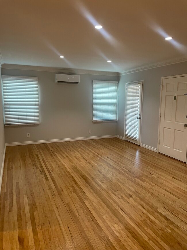 Spacious living room - 4407 Ensign Ave Unit 4