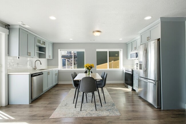 Photo - 617 W 4050 N