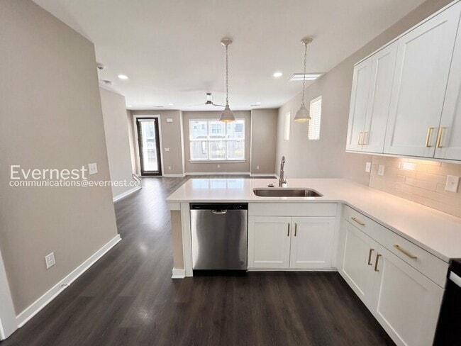 Photo - 305 Jeffries Wy