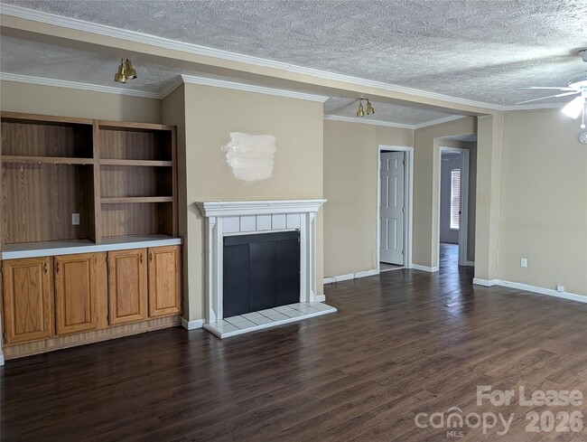 Photo - 824 Perry Rd