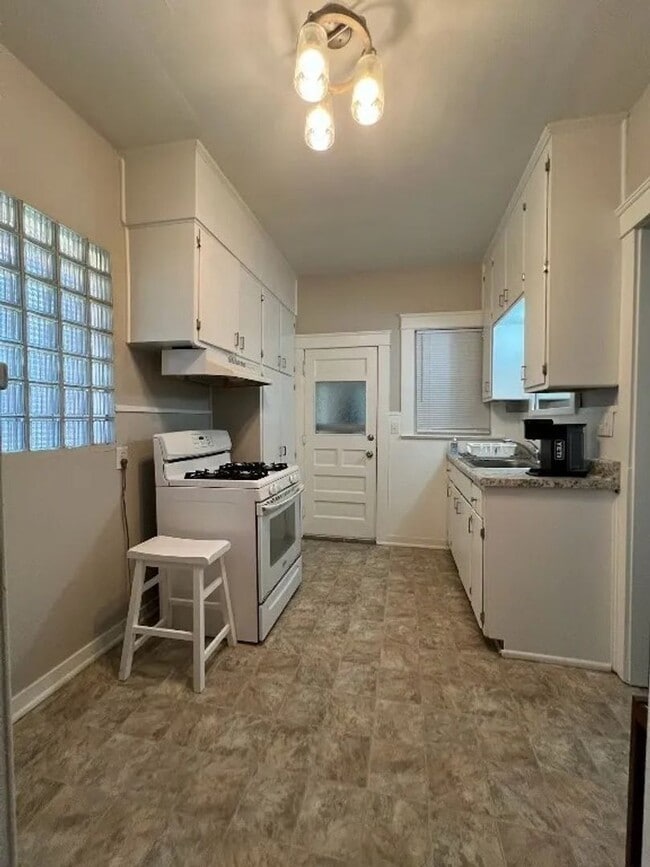 Photo - 357 W 9th St Unidad A