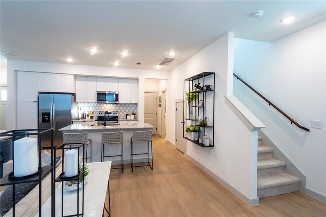 Photo - 407 Waller Ln