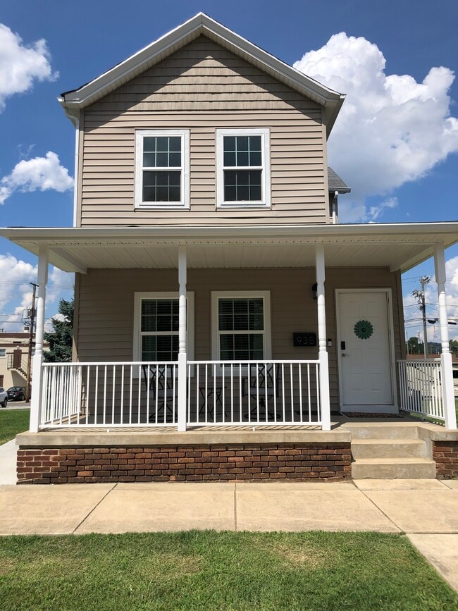Building Photo - 935 3rd St Unit 935 3rd st downstairs