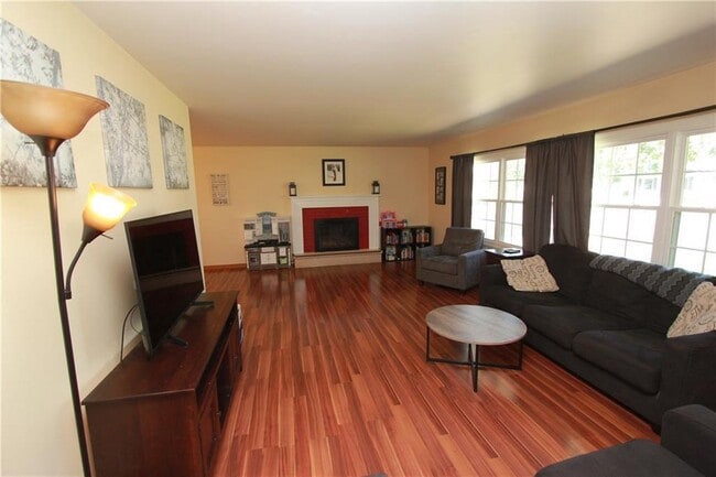 Photo - 4 Bedroom, 1.5 Bathroom Beautiful Home - You do not want to miss this one!