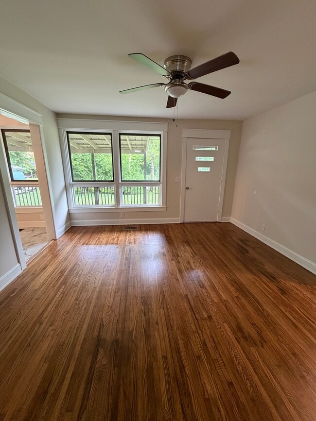 Photo - 1023 Deerfoot Dr