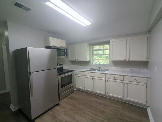 Building Photo - 405 Red Oak Dr Unit B