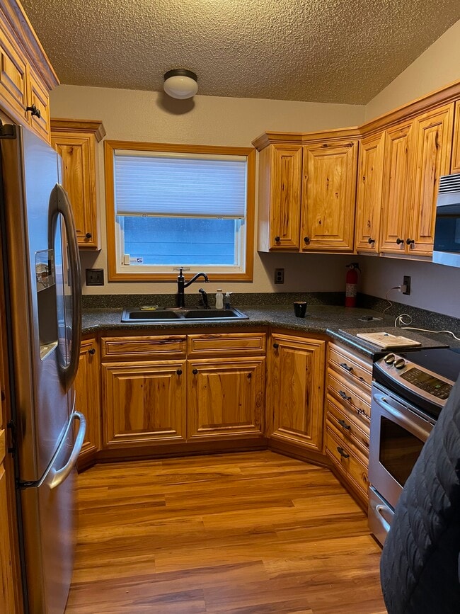 Building Photo - 2533 La Honda Dr Unit 9