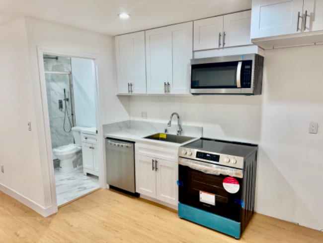 Building Photo - 5735 Woodman Ave Rental