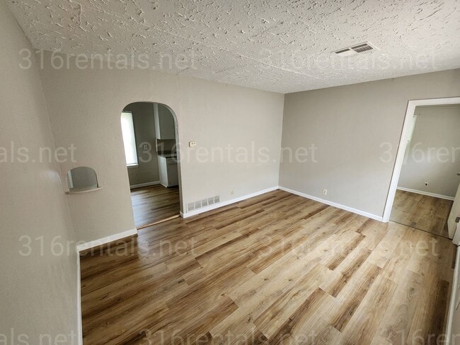 Building Photo - $995 - 3 bedroom / 1 bathroom - Single Fam... Rental