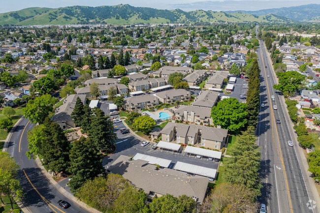 2BR, 2BA - 1002SF Context