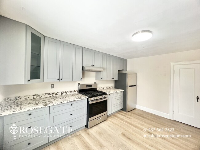 Photo - Spacious 3-Bedroom Multiplex Unit with Balcony & Parking in Kitchener (Pet-Friendly) Unité 1