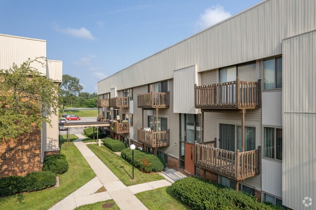 Apartments Exterior - Tamaron Apartments