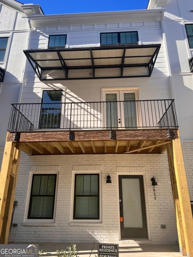 Building Photo - 2011 Oak Ln NW