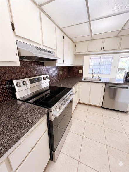 Building Photo - 10038 Winding Lake Rd Unit 204