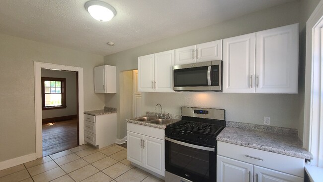 Kitchen - 910 4th Ave Apartments Unit 1N