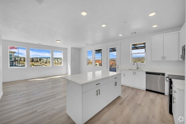 Building Photo - Desert Color Condo!