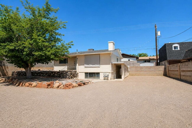 Building Photo - 2-Bed, 2-Bath Townhome in Saint George Unit 10