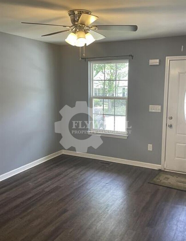 Photo - 690 19th Ave W