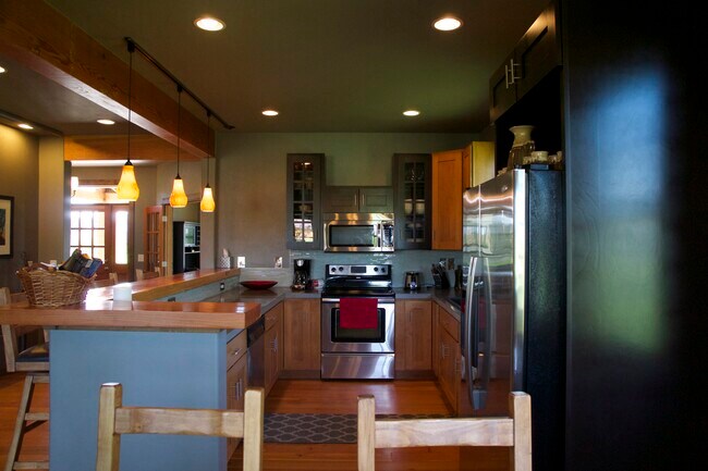 Cocina con electrodomésticos de acero inoxidable - 2414 Arabian Ave