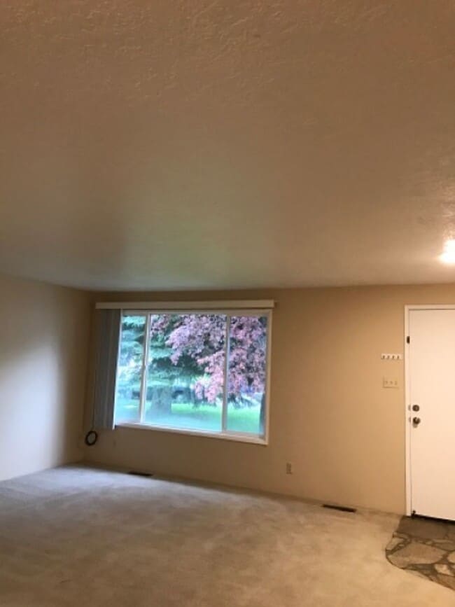 Photo - 204 Crestview Dr