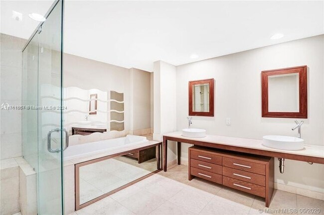 Photo - 475 Brickell Ave