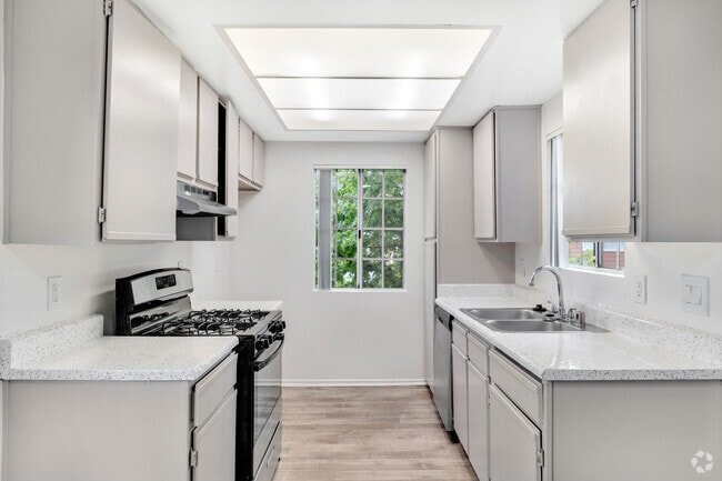 2BR, 2BA - 939SF - Kitchen