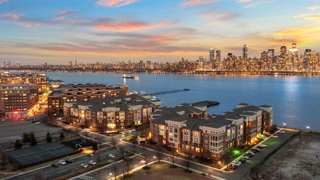 Photo - 26 Ave at Port Imperial Unidad 135