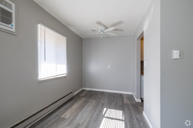 1BR, 1BA - 670SF - Dining Room - Hubbard Oaks Apartments