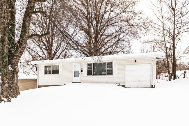 Building Photo - Cozy 2 Bedroom, 1 Bathroom Home