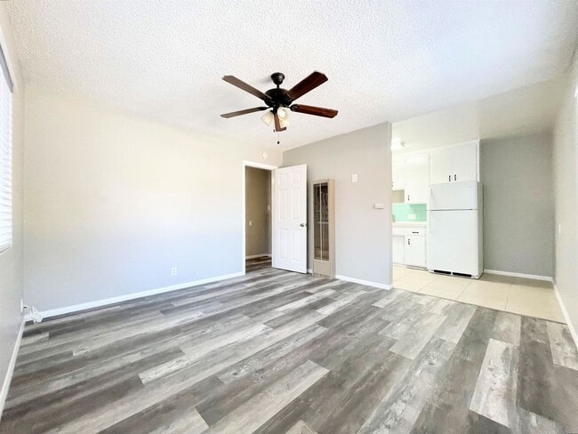 Building Photo - Single level duplex a block to the beach! Unit B