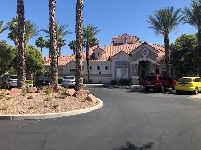 Photo - Great Condo, Convenient Location in a Gated Community Unit 2007 - Russell2007