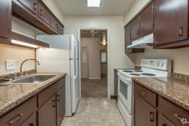 2BR, 1.5BA - 875SF - Kitchen