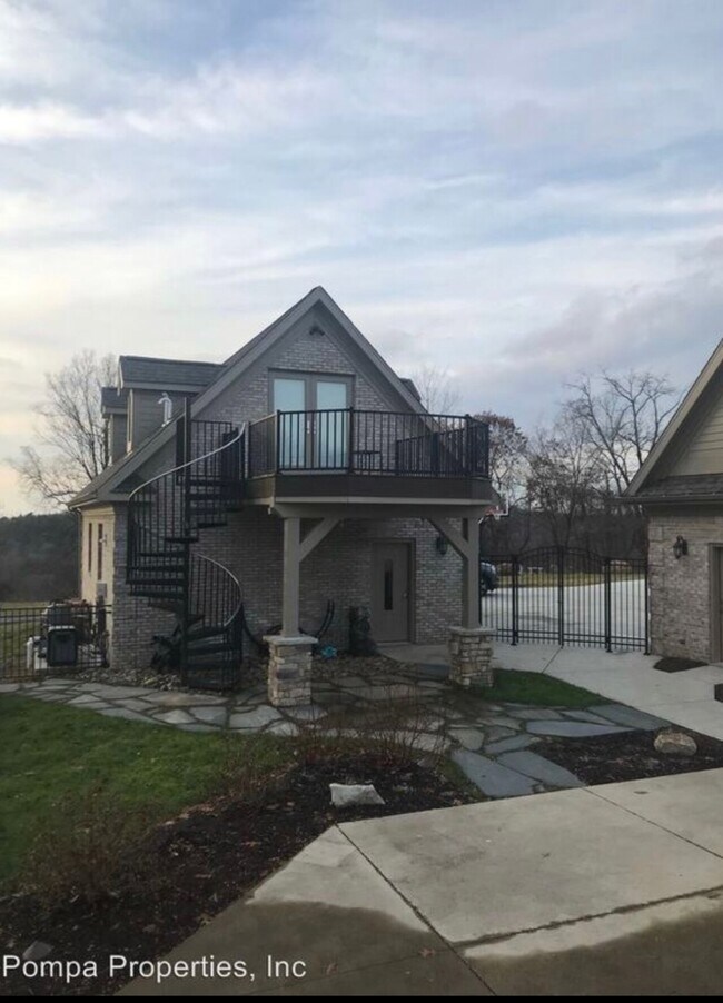 Photo - Round Top Garage Apartment