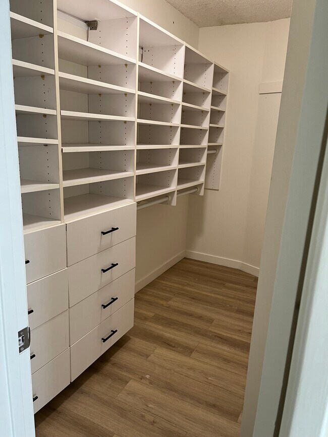 5400 Newcastle Ave Unit 68