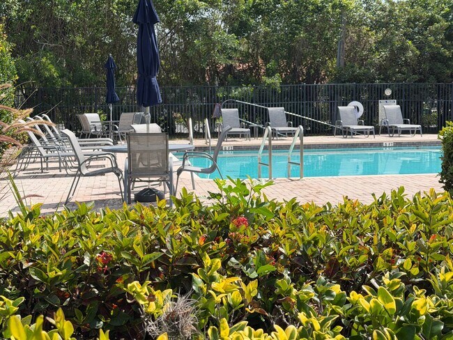 Photo - ANNUAL RENTAL - 4 BED / 3 BATH LAKE FRONT POOL HOME IN REGENT PARK