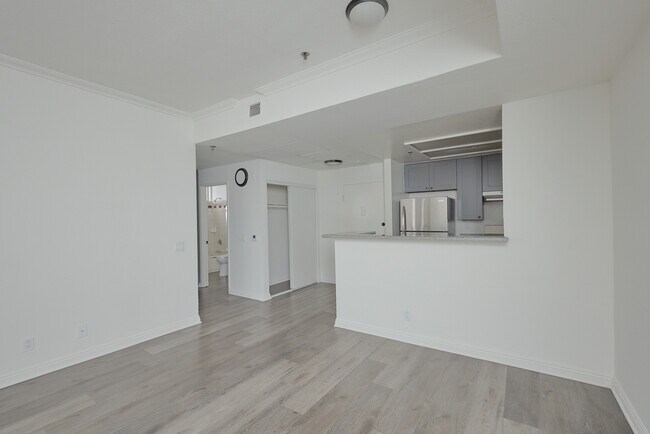 1335 N La Brea Ave