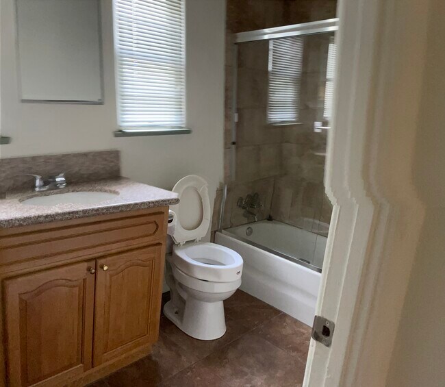 Bath - 1123 12th St Unit B