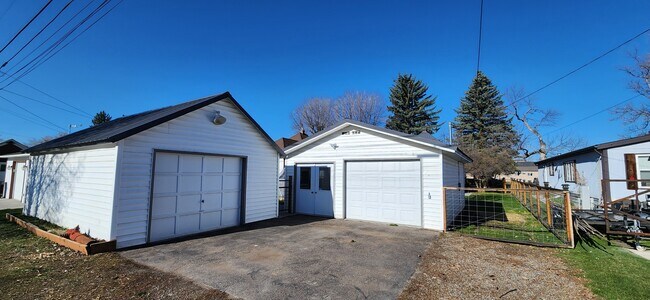 Photo - 207 First Ave E