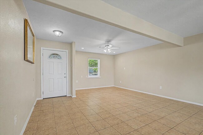 Building Photo - 827 Pickney Ave