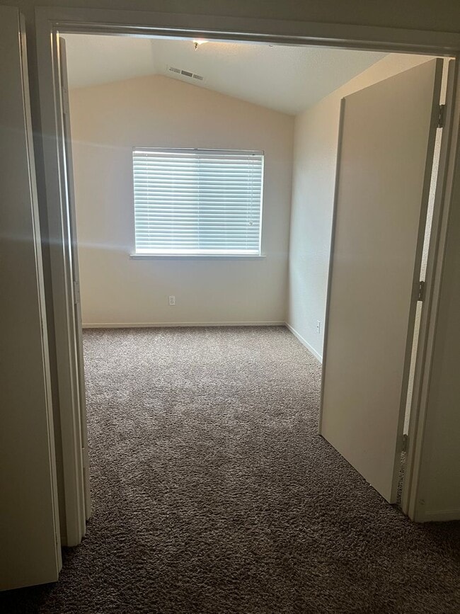 Building Photo - 2 Bedroom 2 bath Home with extra room