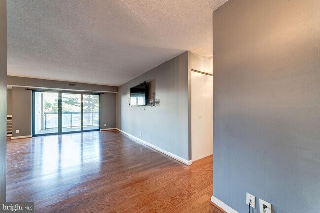 Photo - 203 Yoakum Pkwy Unit 208VA