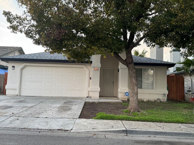 Remodeled 5 bedroom 2 bath house available... - Remodeled 5 bedroom 2 bath house available...