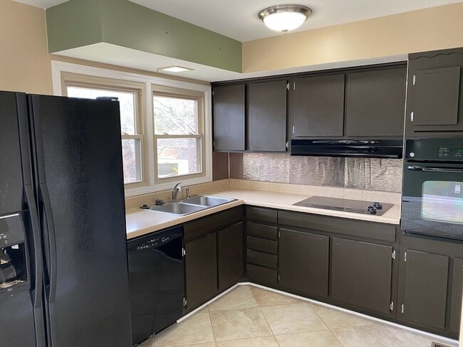 Photo - 2103 Chambers Dr NE