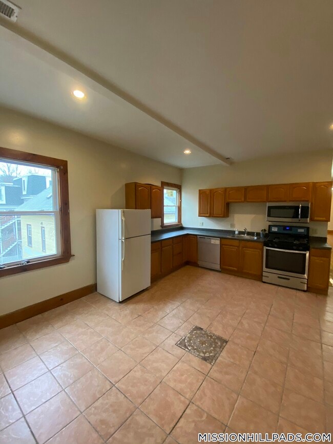 Building Photo - 10 Westminster Ave Rental