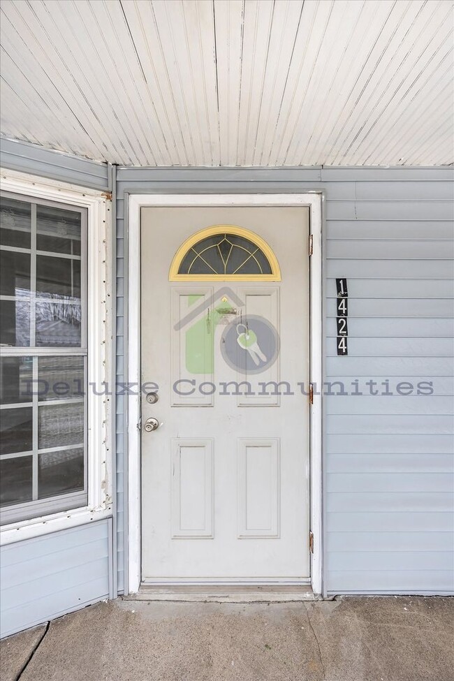 Photo - Spacious 4 Bedroom- With Extra room! New Remodel!