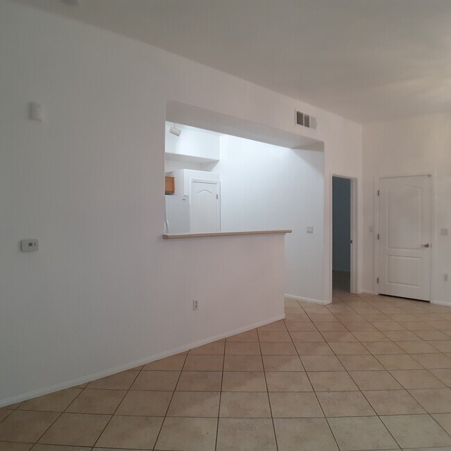 Living room/kitchen - 2305 W Horizon Ridge Pky Unidad 1114