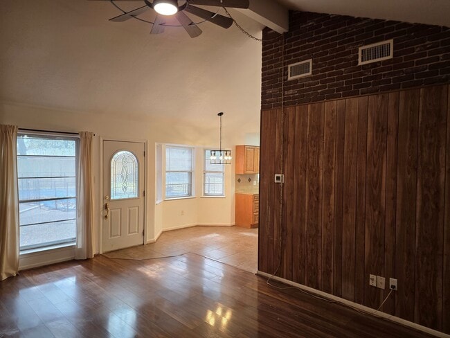 Photo - 2121 Redwood St