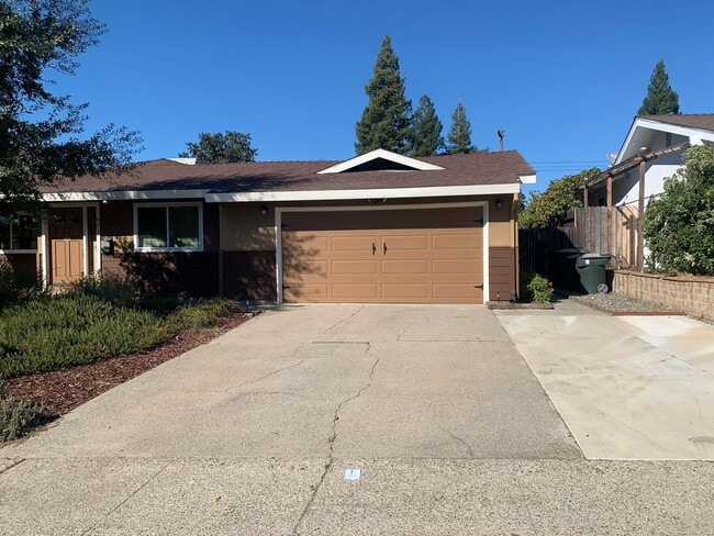 Building Photo - 3 bedroom 2 bath home with HUGE yard in Or...